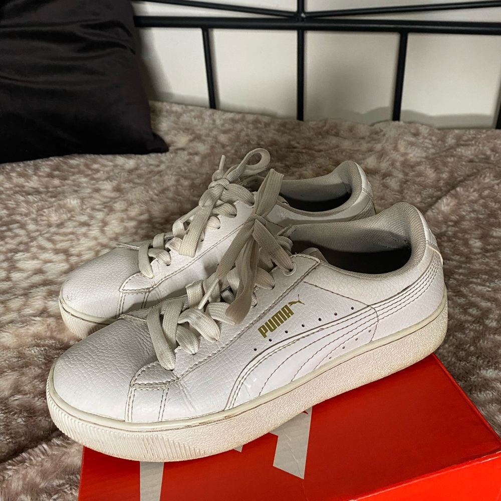 White puma sneakers